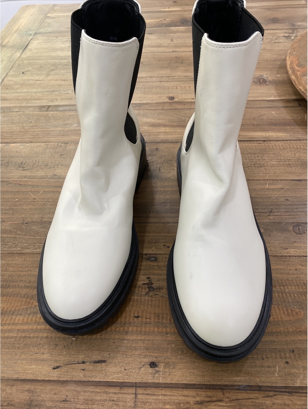 NWB Nine West Women's Saleema Chelsea Lug Sole Boots IVORY/WHITE SIZE 9.5